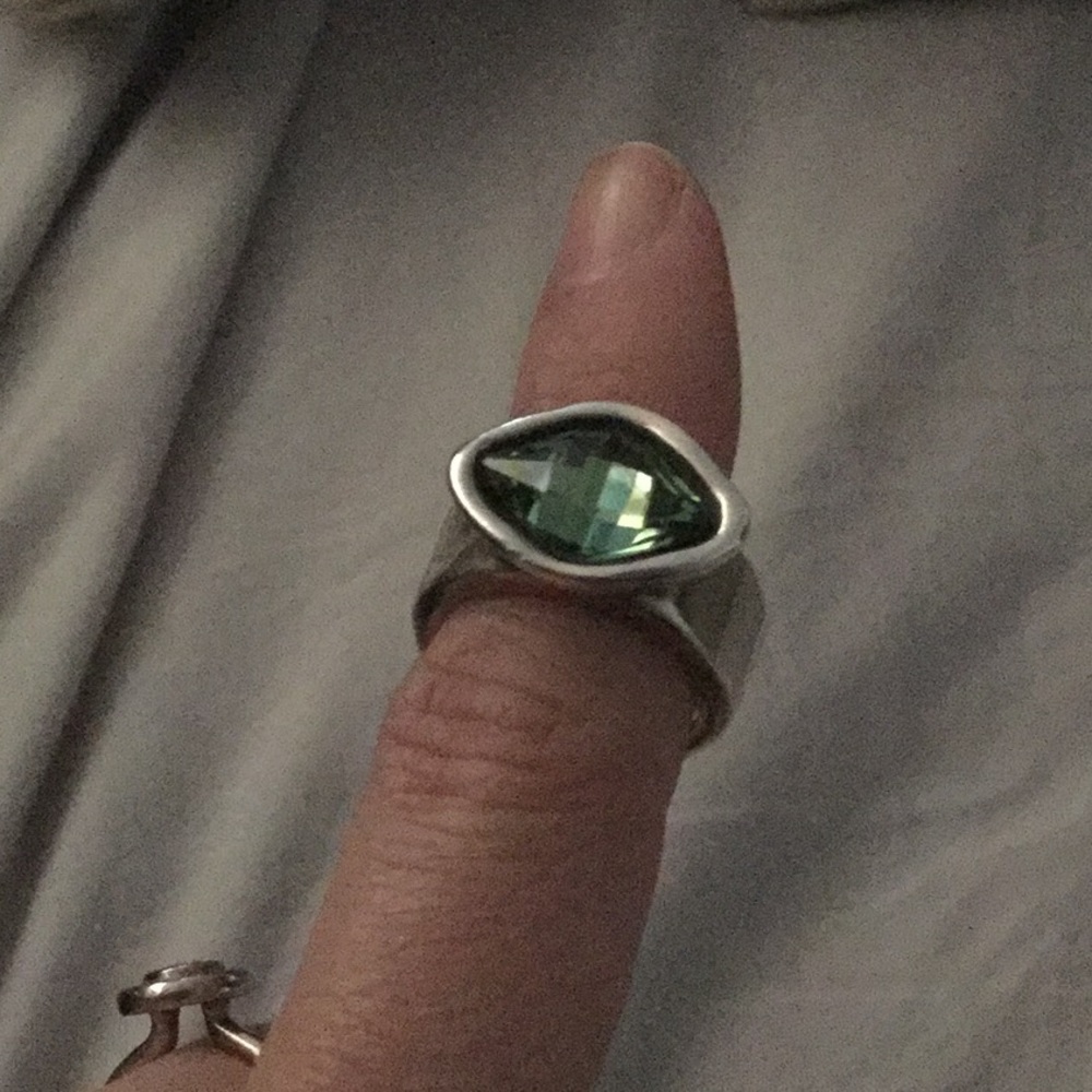 UNO de 50 emerald colored crystal size 7